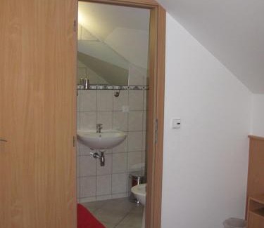 Krmelin House | Šindlerův Dvůr: Pet Friendly with Breakfast & Hot Tub