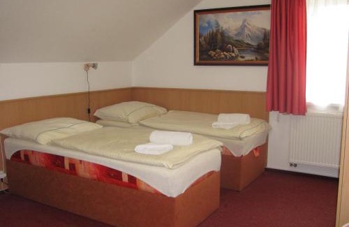 Krmelin House | Šindlerův Dvůr: Pet Friendly with Breakfast & Hot Tub