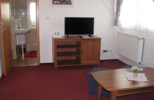 Krmelin House | Šindlerův Dvůr: Pet Friendly with Breakfast & Hot Tub