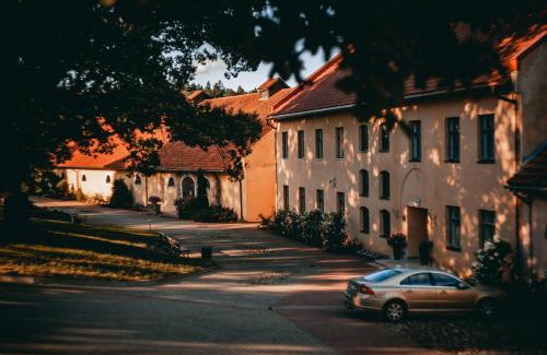 Milzkalne Hotel | Discover Šlokenbekas Muiža: Pet-Friendly Retreat