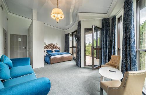 Sendvario seniunija House | Explore Župė De Lux: Family-Friendly with Pool & Hot Tub