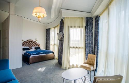 Sendvario seniunija House | Explore Župė De Lux: Family-Friendly with Pool & Hot Tub