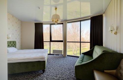 Sendvario seniunija House | Explore Župė De Lux: Family-Friendly with Pool & Hot Tub