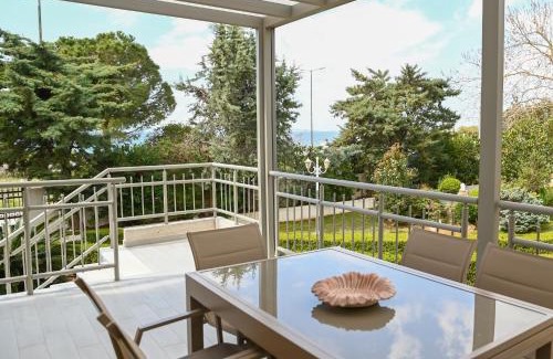 Anavyssos House | Beachfront Oasis with Top-Rated Amenities and Ocean Views