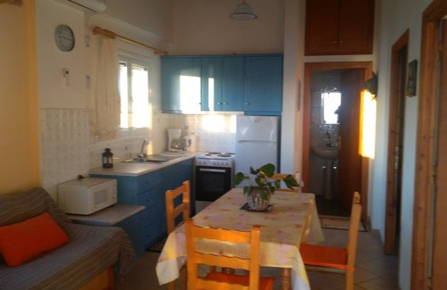 Kompi Apartment | Experience Βίλα Μιχάλης: Ocean Views & Family-Friendly Stay