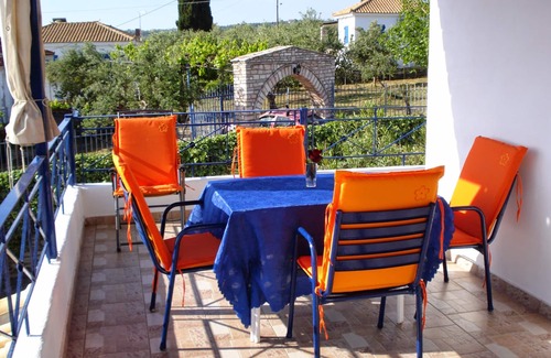 Kompi Apartment | Experience Βίλα Μιχάλης: Ocean Views & Family-Friendly Stay