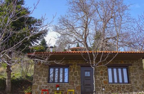 Mesaia Trikala House | Discover Γήλοφος: Family-Friendly Retreat with Hot Tub
