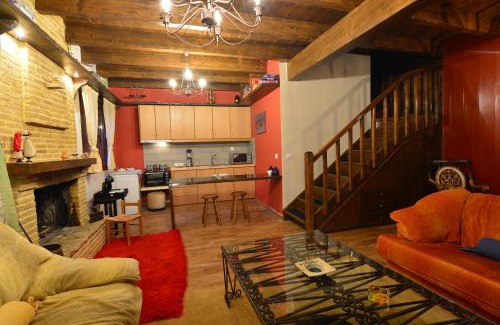 Mesaia Trikala House | Discover Γήλοφος: Family-Friendly Retreat with Hot Tub