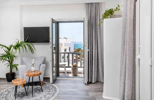 Naxos House | Elegant Ελ_puerto Port Suite with Pet-Friendly Amenities
