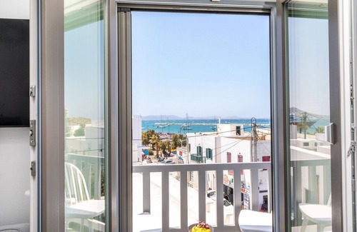 Naxos House | Elegant Ελ_puerto Port Suite with Pet-Friendly Amenities