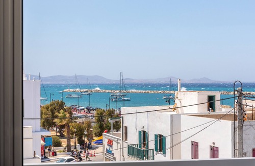 Naxos House | Elegant Ελ_puerto Port Suite with Pet-Friendly Amenities
