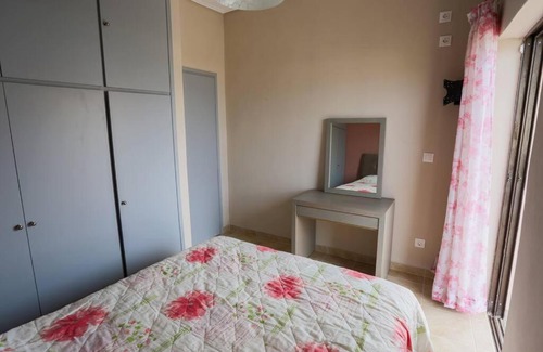 Kamena Vourla Apartment | Spacious Rooftop Apartment in Kamena Vourla for Families