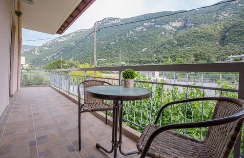 Kamena Vourla Apartment | Spacious Rooftop Apartment in Kamena Vourla for Families