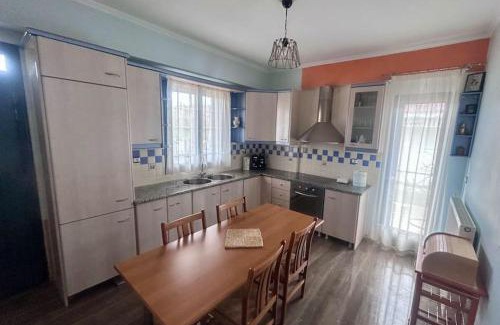 Karvelas House | Family-Friendly Stay at Κυδωνιά Μάνη - 4-Star Retreat