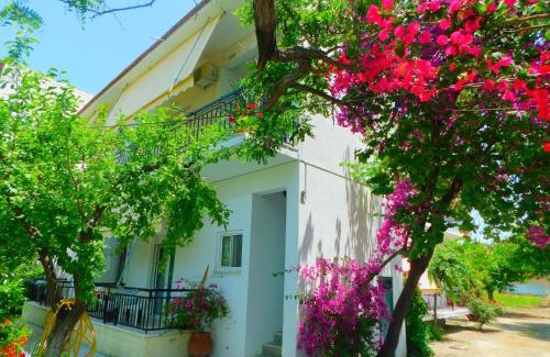 Pefki Apartment | Guest Favorite: Κωνσταντίνος Έλενα Studios for Families