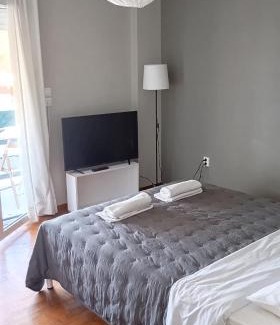 Loutraki-Agioi Theodoroi Apartment | Modern Apartment in Loutraki - Pet & Child Friendly Retreat