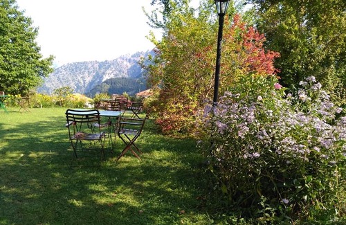 Theodoriana House | Welcoming Guesthouse Aloni: Pet-Friendly & Family-Ready