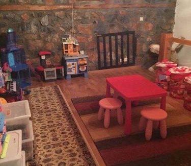 Aghios Athanasios Ski Chalet | Pet-Friendly Πετρινο Σαλε: Family Haven with Great Reviews