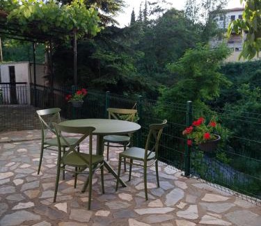 Arnaia Apartment | Guest Rated 10/10: Πραβιτάδικο with Restaurant & Family Fun