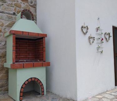 Arnaia Apartment | Guest Rated 10/10: Πραβιτάδικο with Restaurant & Family Fun
