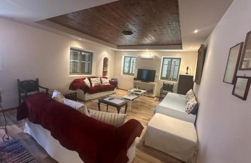 Karvelas Apartment | Family-Friendly Escape at Πυργοσπιτο Χαντζακου, Rated 9/10