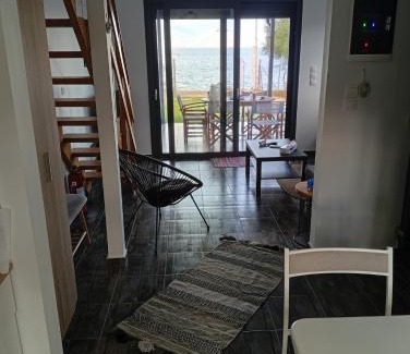 Sarakiniko Villa | Cozy Seaside Loft with Ocean Views – Pet Friendly Retreat