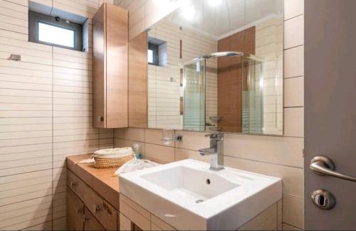 Megalopolis Apartment | Discover Travellers: Oceanfront Bliss with Top Amenities