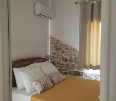 Aitoliko Apartment | Discover Το Πέτρινο: Family-Friendly Stay with Top Ratings
