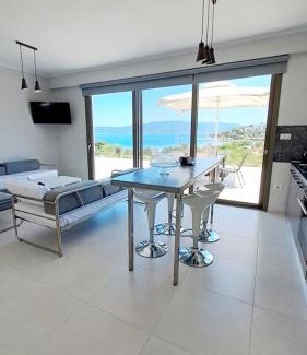 Aristotelis Apartment | Explore Υπόσκαφα Cave Concept: Oceanfront Oasis Awaits