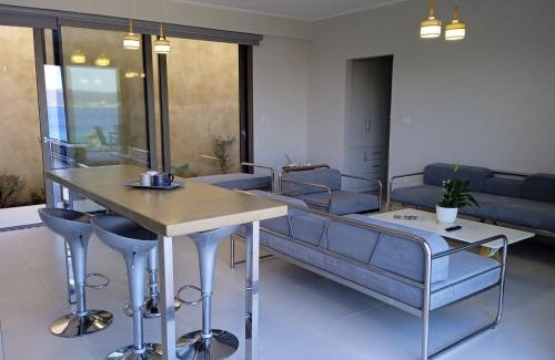Aristotelis Apartment | Explore Υπόσκαφα Cave Concept: Oceanfront Oasis Awaits