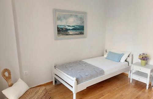 Nea Smirni Apartment | Bright Apartment in Nea Smyrni - Family and Pet Friendly