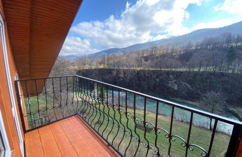 Yaremche Cabin | Highly Rated Акорди Плеса: Family-Friendly Retreat