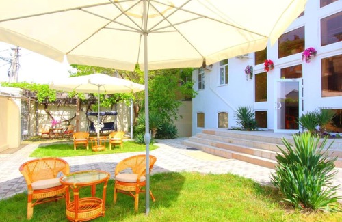 Vityazevo Hotel | Discover Amore Favorit: Oceanfront Retreat with Pool