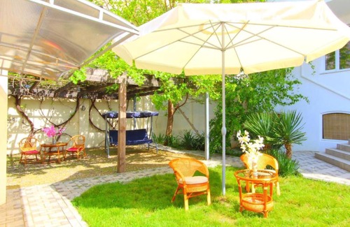 Vityazevo Hotel | Discover Amore Favorit: Oceanfront Retreat with Pool
