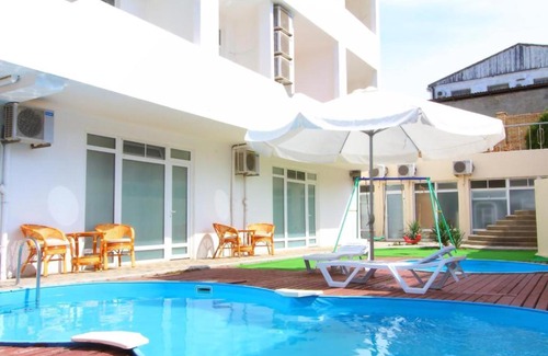 Vityazevo Hotel | Discover Amore Favorit: Oceanfront Retreat with Pool