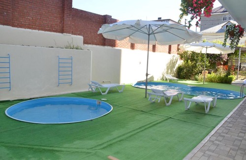 Vityazevo Hotel | Discover Amore Favorit: Oceanfront Retreat with Pool