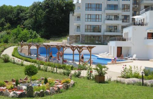 Byala Apartment | Byala Cliff Apartments: Oceanfront Getaway with Pool
