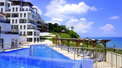 Byala Apartment | Byala Cliff Apartments: Oceanfront Getaway with Pool