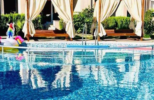Sveti Vlas Apartment | Cozy Beachfront Two-Bedroom Apartment at Dani