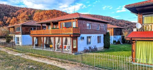 Maritsa Apartment | Oceanfront Guest Apartments "NIKOL" with Hot Tub & Views