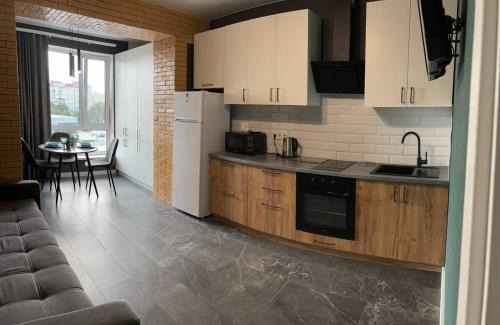 Lutsk Apartment | Top-Rated Апартаменти Люкс with Air Conditioning & Parking