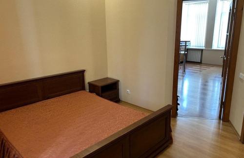 Khreshchatyy Yar Apartment | Spacious 3-Room Apartments at Independence Square