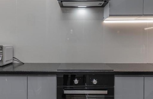 Sochi City Centre Apartment | Modern Апартаменты Метрополь with Pool & Hot Tub Access
