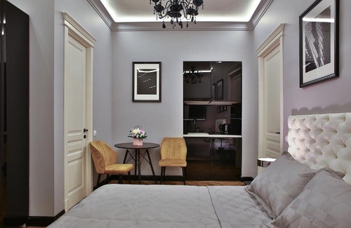 Tsentralny Apartment | Relaxing Getaway at Апартаменты на Дмитровском with Pool