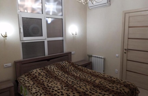 Sochi City Centre Apartment | Oceanfront Retreat at Апартаменты на Роз, 23 with Breakfast