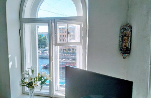 St. Petersburg City Centre Apartment | Spacious Three-Bedroom Apartment with Balcony & River View
