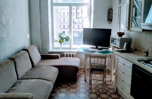 St. Petersburg City Centre Apartment | Spacious Three-Bedroom Apartment with Balcony & River View