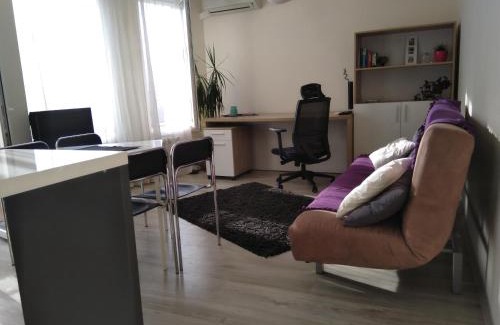 Sofia Apartment | Cozy Apartment Near Park and Metro - Pet & Child Friendly
