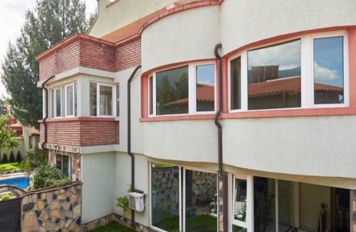 Vitosha District Apartment | Delightful Stay at Момчил - Pet & Child Friendly Retreat