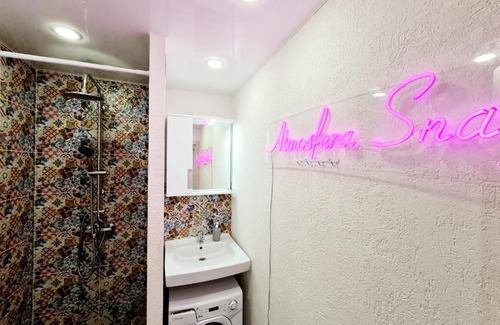 Novosibirsk City Centre Apartment | Explore АПАРТ1: Pet-Friendly Near Zoo & Water Park